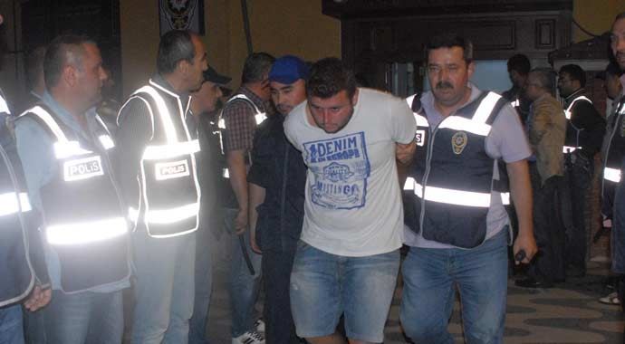 İzmir&#039;de Gezi bilançosu: 73 gözaltı
