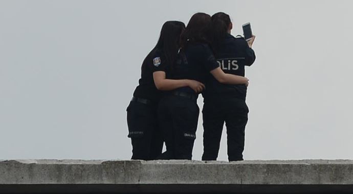 Kadın polislerden Taksim selfie&#039;si