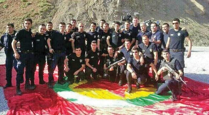 Polisin PKK flaması üzerindeki fotoğrafı Twitter&#039;ı salladı