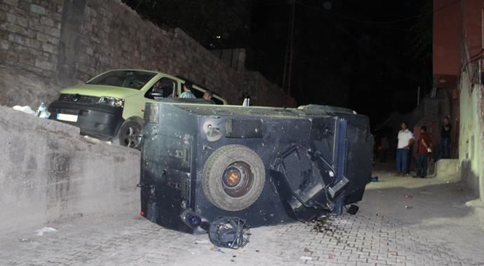 Çatışmalara müdahale eden zırhlı polis aracı devrildi: 4 yaralı
