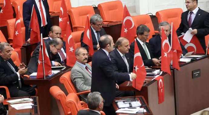 Mecliste Türk bayraklı tepki