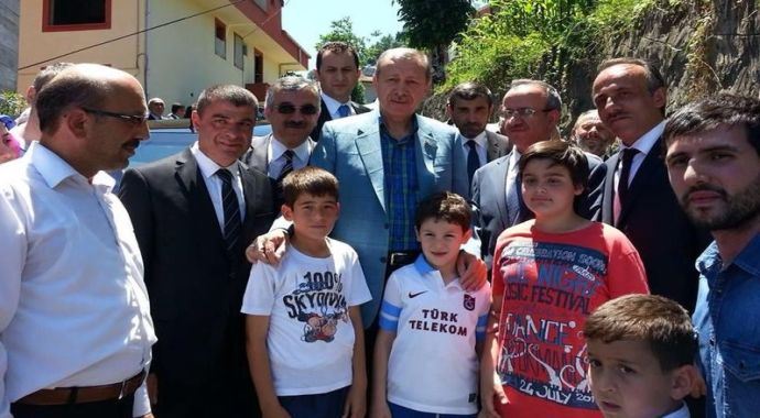 Rize&#039;de bulunan Başbakan Erdoğan torunuyla poz verdi