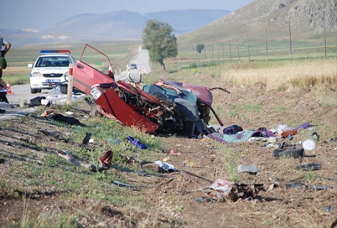 Burdur&#039;da feci kaza iki otomobil çarpıştı: 5 ölü, 3 yaralı var