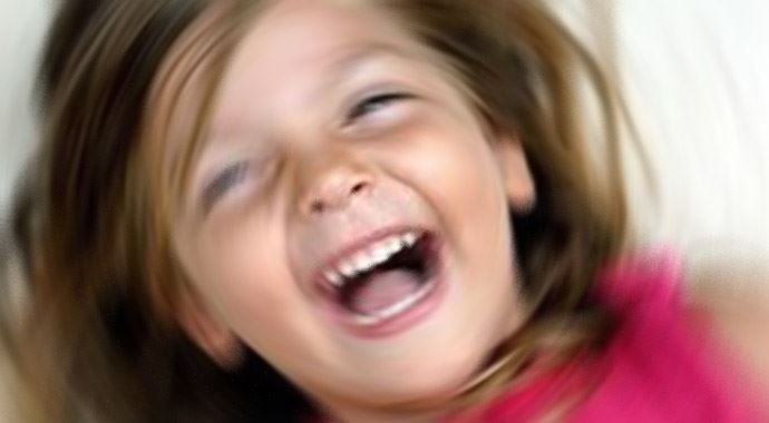 6 yaşındaki çocuk sürekli kahkaha atmaktan ameliyatla kurtuldu