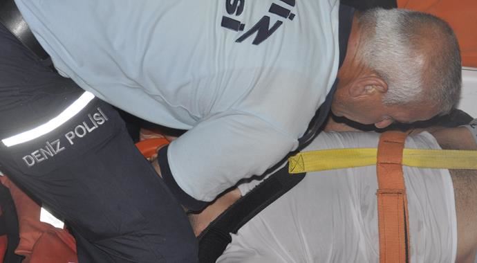 Antalya&#039;da falezlerden denize düşen adamı polis kurtardı