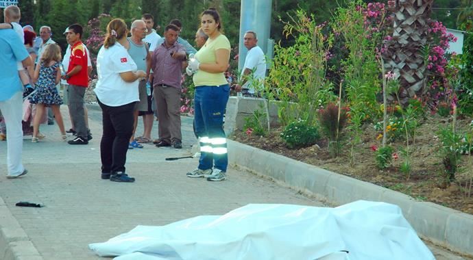 Antalya&#039;da otomobili çarptığım adam öldü