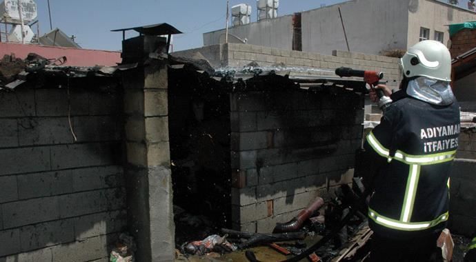 Adıyaman&#039;da sıcak hava bir evin çatısını yaktı