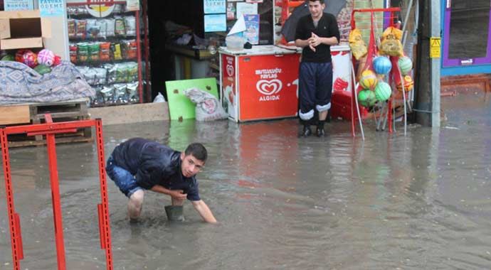 Edirne&#039;yi sel aldı, araçlar mahsur kaldı