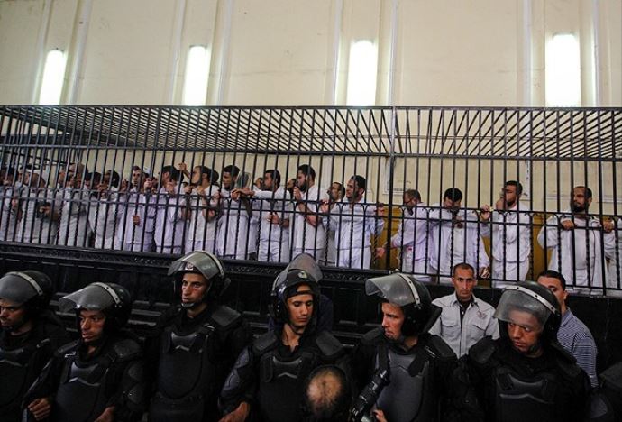 Mısır&#039;da darbe karşıtlarına ceza yağdı