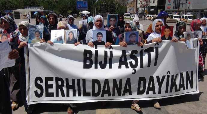 Diyarbakır&#039;da eylem yapan annelerden KCK&#039;ya tepki