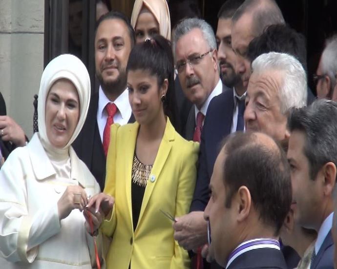 Başbakan Erdoğan, Paris&#039;te genç çiftin nişan yüzüğünü taktı