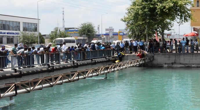 Adana&#039;da sulama kanalına giren çocuk kayboldu