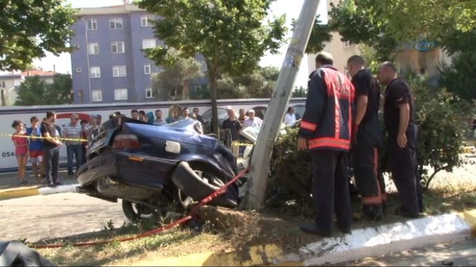 Tuzla&#039;da otomobil elektrik direğine çarptı: 1 ölü