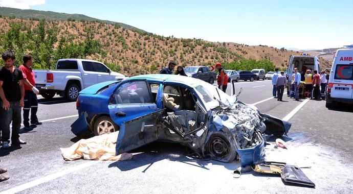 Elazığ&#039;da kaza: 2 ölü 4 yaralı var