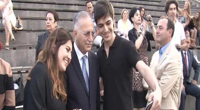 Ekmeleddin İhsanoğlu, selfie başına 5 oy istedi