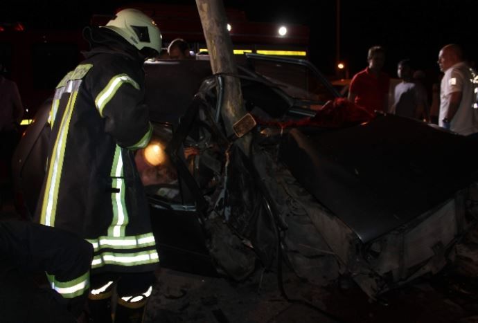 Konya&#039;da otomobil ağaca saplandı: Ölü ve yaralı var