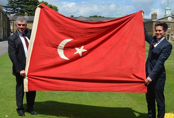 Osmanlı bayrağı Türkiye&#039;ye iade edildi