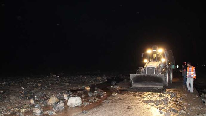 Sel kayaları söktü, Ağrı-İran karayolu ulaşıma kapandı