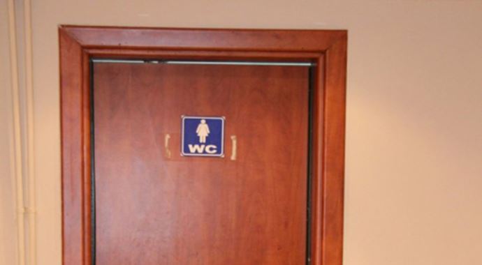Kadınlar tuvaletine konan gizli kamera emniyete harekete geçirdi