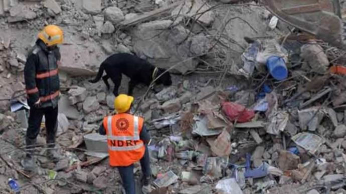 Hindistan&#039;da bina çöktü: 7 ölü