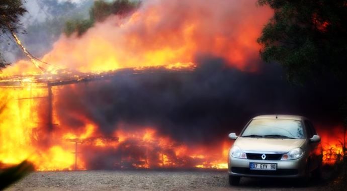 Antalya&#039;daki ünlü turizm bölgesinde yangın
