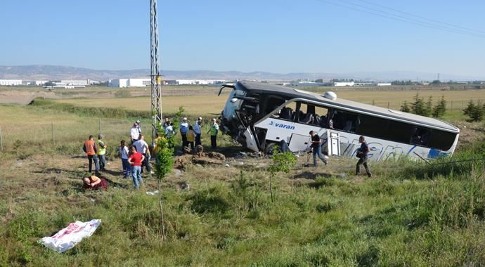 Ankara&#039;da milli takım oyuncularının bulunduğu otobüs devrildi