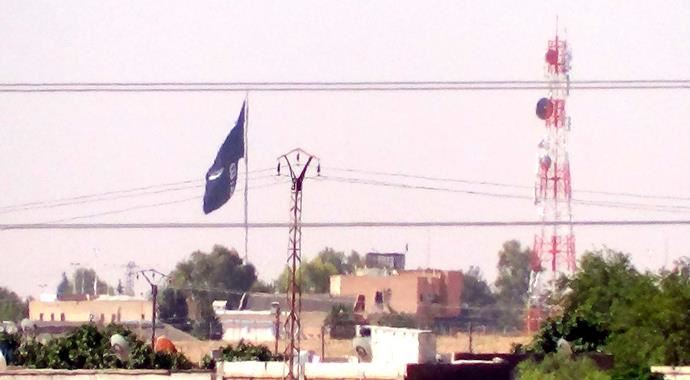 IŞİD militanları Tel Abyad ilçesine kendi bayrağını astı