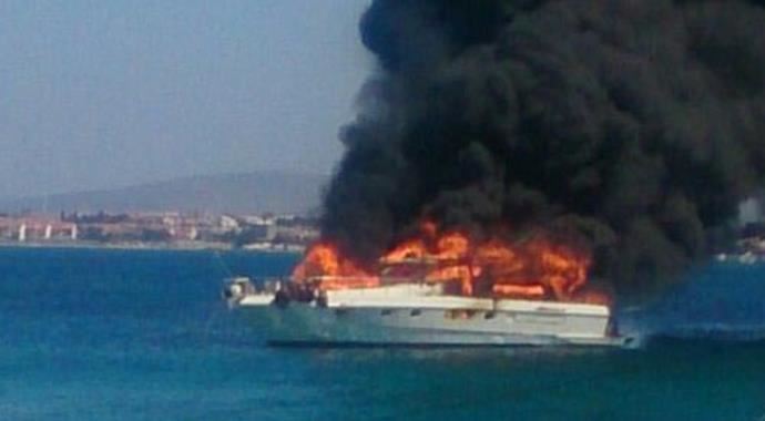 Çeşme&#039;de lüks tekne alev alev yandı