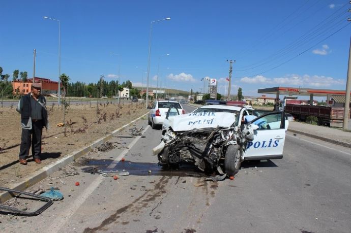 Polis aracıyla köy minibüsü çarpıştı: 8 yaralı