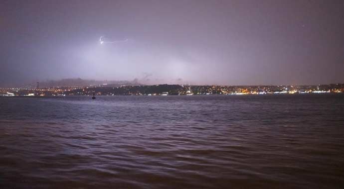 İstanbul&#039;u şimşekler aydınlattı