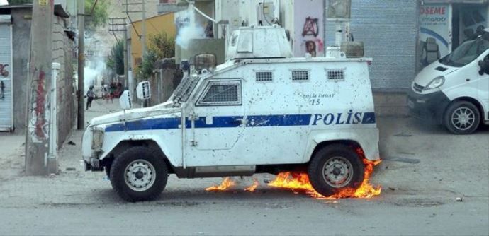 Cizre&#039;de göstericilere ilginç polis anonsu