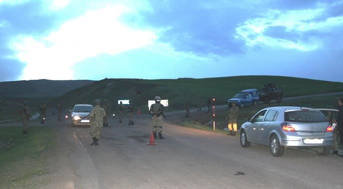 PKK&#039;lılar yine yol kesti, araç geçirmedi
