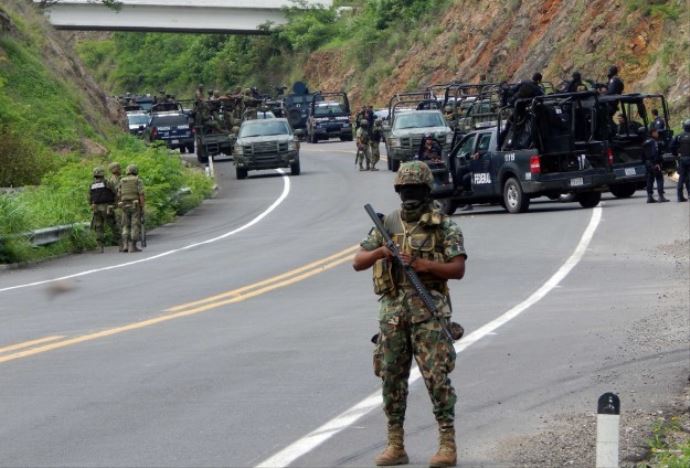 Meksika&#039;da askerler silahlı saldırganlarla çatıştı: 22 ölü
