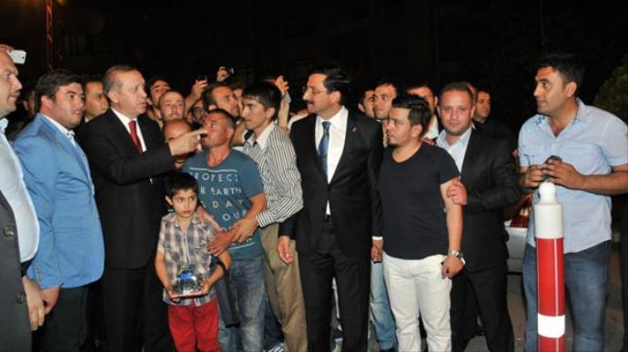 Erdoğan&#039;a evinin önünde sürpriz karşılama