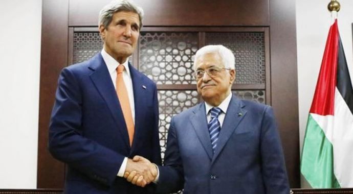 John Kerry ve Mahmud Abbas bir arada