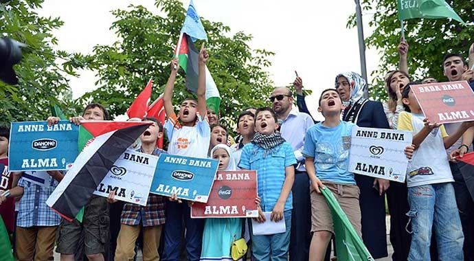 Çocuklar İsrail&#039;in saldırılarını böyle protesto etti