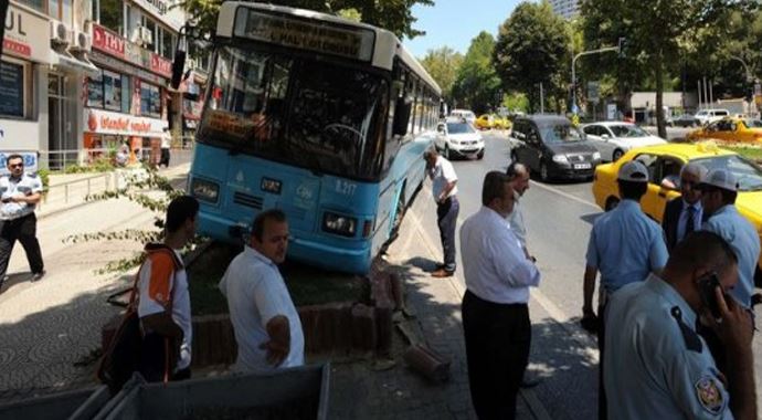 Beşiktaş&#039;ta halk otobüsü kaza yaptı!