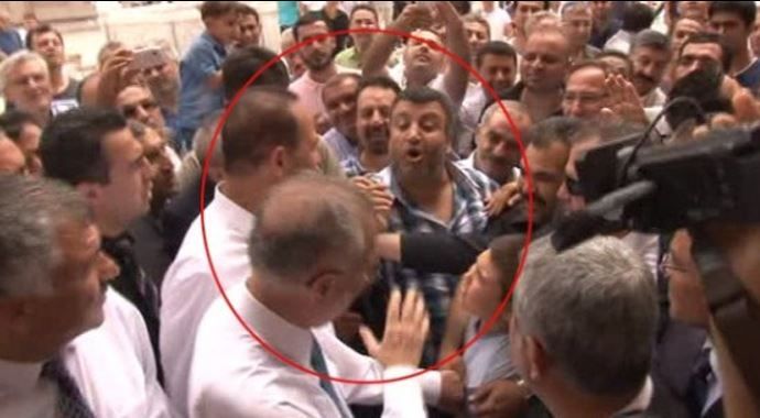 Ekmeleddin İhsanoğlu&#039;na darbe protestosu - İZLE