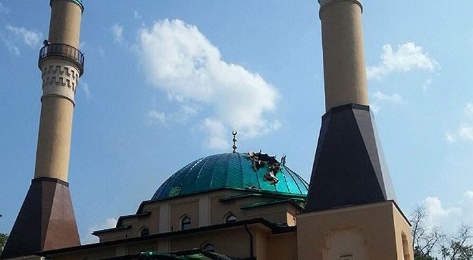 Ukrayna&#039;daki İstanbul Ahat Camisi&#039;ne havan topu isabet etti