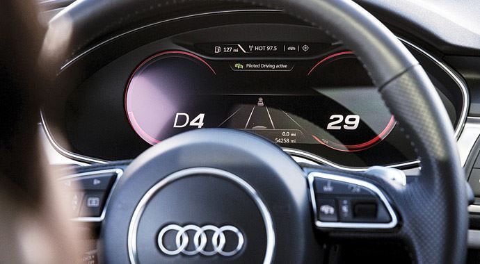 Trafikte kendi kendine giden Audi