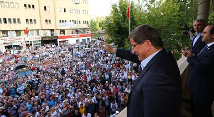 Ahmet Davutoğlu &#039;Başbakan&#039; sloganlarıyla karşılandı