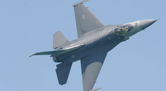 Yunan uçakları F-16&#039;ları taciz etti