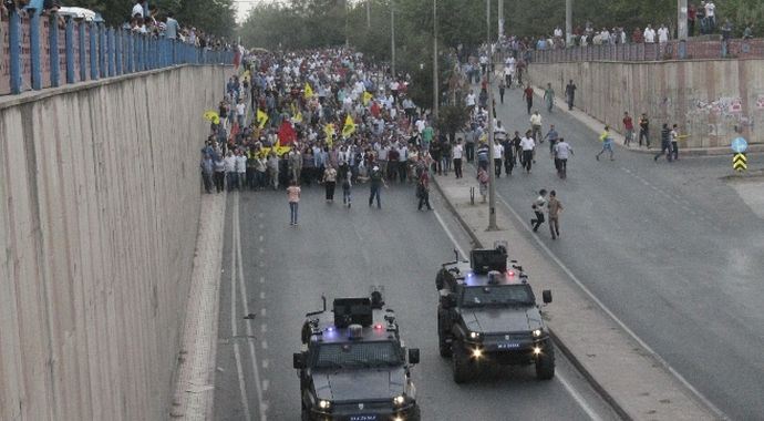 Diyarbakır&#039;ı savaş alanına çevirdiler