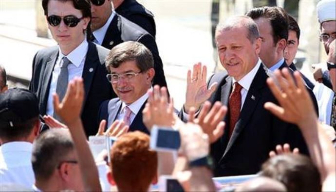 Erdoğan&#039;a cuma namazında Davutoğlu eşlik etti