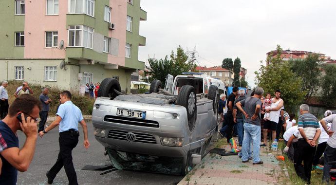 İstanbul&#039;da felaket! Servis takla attı, yolcular yola savruldu