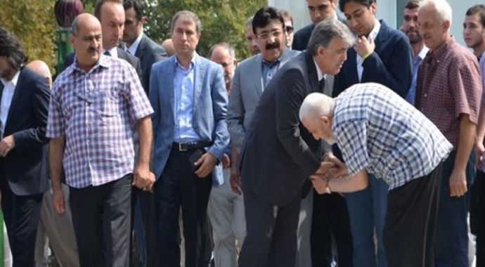 Abdullah Gül&#039;ün elini öpmeye kalktı
