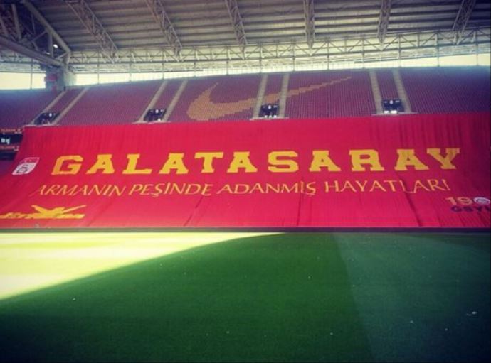 Galatasaray&#039;dan Es-Es maçına pankartlı tepki!