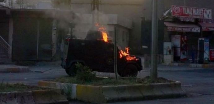 Cizre&#039;de polis aracına molotoflu saldırı