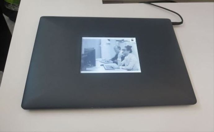 Intel&#039;den ikinci e-ink ekrana sahip laptop!