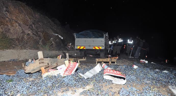 Üzüm yüklü kamyonet devrildi, 1 kişi öldü
